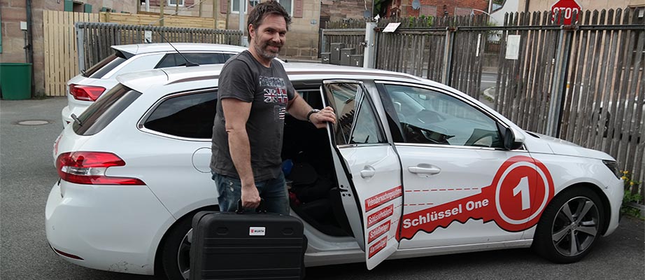 Schlüsseldienst - Auto von Schlüssel One Thomas Steinadler mit seinem Einsatzfahrzeug für den Schlüsselnotdienst